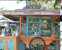 DISNEY PIN TRADING SWAP